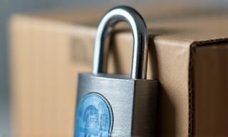 Cadenas sur un carton de déménagement